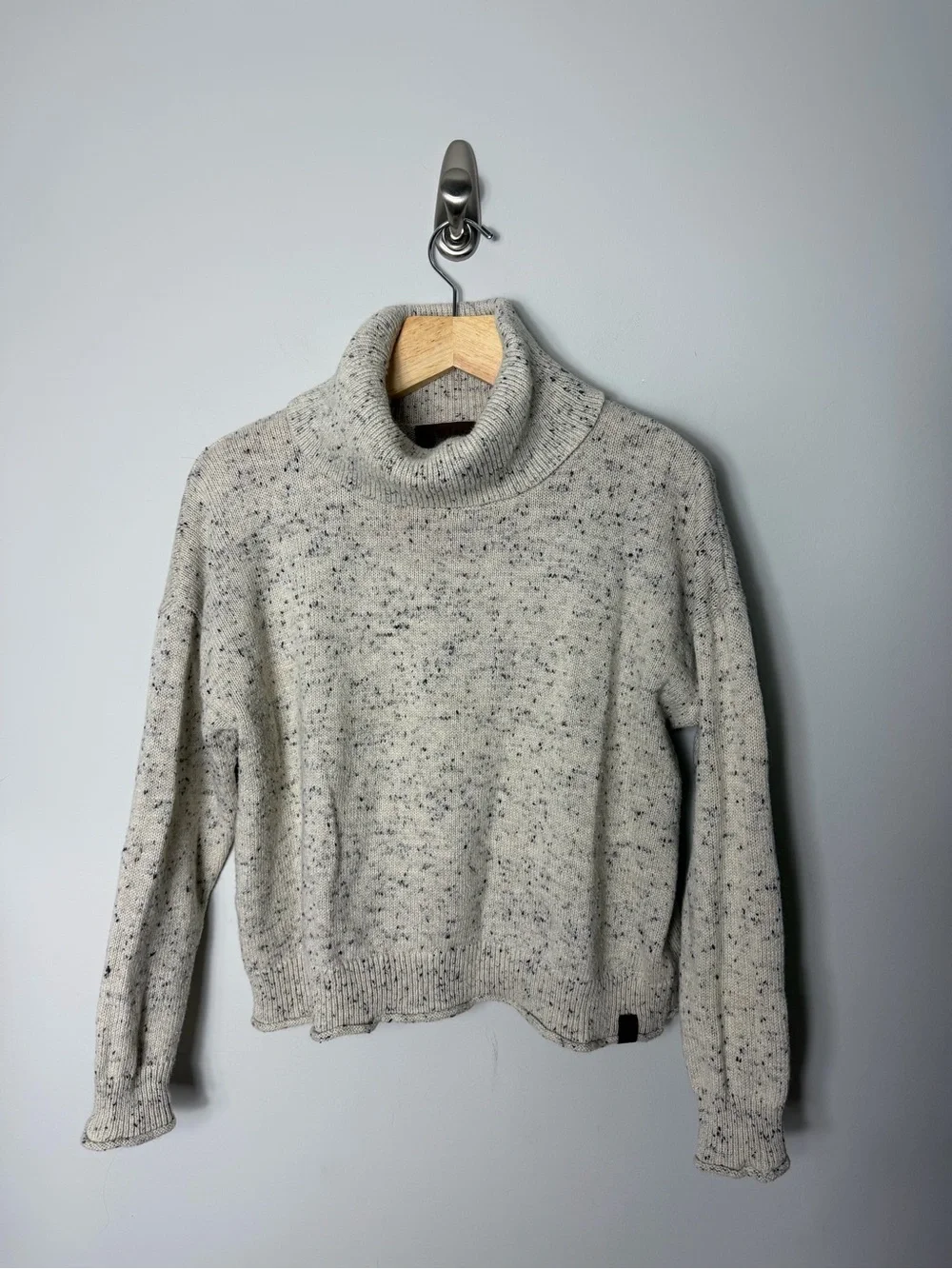 Levitate Seawool Oyster Speckled Turtleneck Sweater – Size Medium -*k